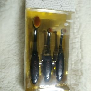 NWT! REVELE 3 pc brush set